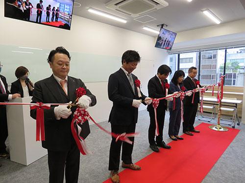 リニューアル記念のテープカットを実施